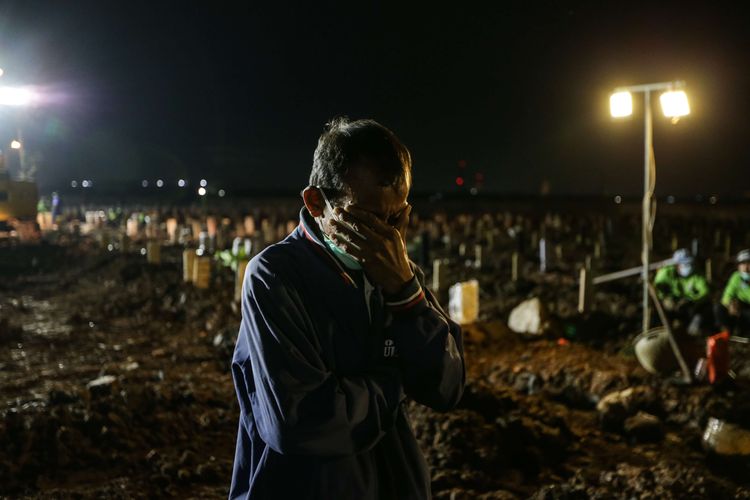 Suasana pemakaman jenazah Covid-19 di TPU Rorotan, Jakarta Utara, Kamis (24/6/2021). Meningkatnya kasus kematian Covid-19 mengakibatkan kesibukan pemakaman di TPU Rorotan hingga malam hari. Sedikitnya 79 orang dimakamkam hari ini.