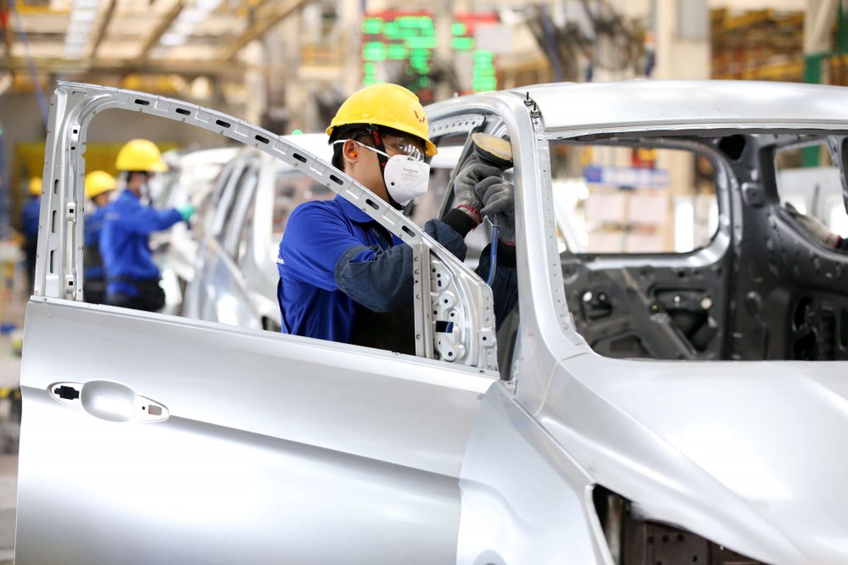 Pekerja menyelesaikan perakitan mobil wuling di Pabrik Wuling Motors, Cikarang, Bekasi, Jawa Barat, Rabu (9/5/2018). Pabrik seluas 60 hektar yang terdiri dari pabrik manufaktur dan supplier park mampu memproduksi 120.000 unit kendaraan pertahun.