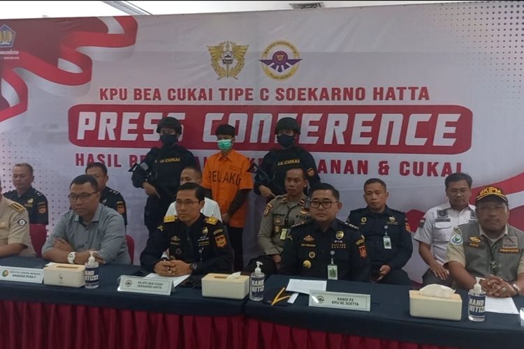 Bea Cukai Bandara Soekarno-Hatta menggelar konferensi pers pengungkapan kasus pengiriman benih lobster ilegal pada Rabu (2/8/2023). Sebanyak 34.222 ekor benih lobster itu hendak dikirim pelaku ke Singapura melalui Bandara Soekarno-Hatta.