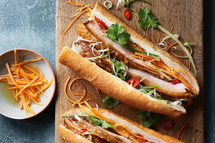 Illustrasi banh mi, sandwich isi sayuran dan daging khas Vietnam.