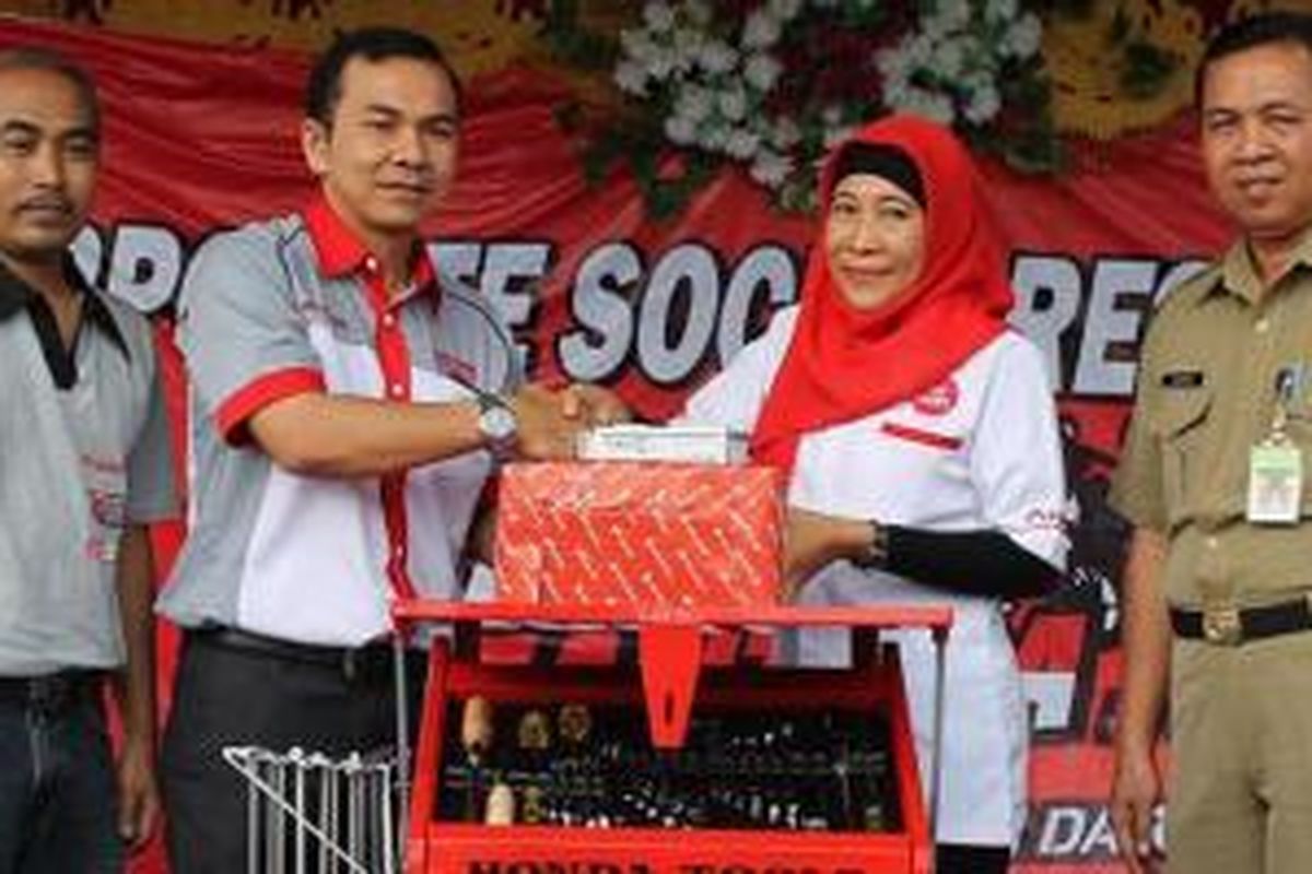 GM Marketing Trio Motor, Antonius Silitonga selaku Main Dealer Honda Wilayah Kalsel dan Kalteng didampingi oleh Manager TSD AHM, Bayu Agus Seno menyerahkan bantuan sarana pendidikan kepada SMKN 2 Marabahan berupa special tools kepada Kepala Sekolah SMKN 2 Agustin Purnomo, disaksikan oleh Kepala Dinas Pendidikan Kabupaten Barito Kuala Sumarji, S.Pd. MAP (12/3). 