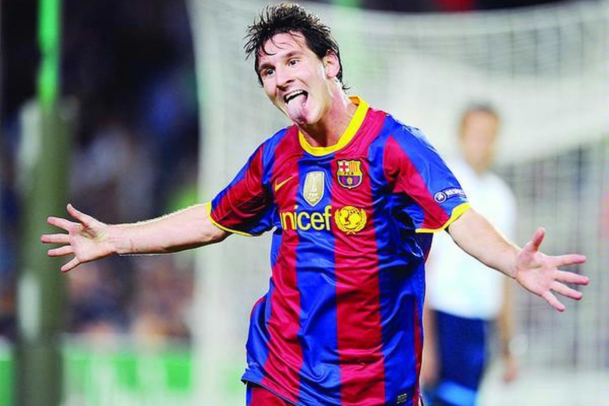 Penyerang Barcelona, Lionel Messi, menjulurkan lidah setelah mencetak gol ke gawang Panathinaikos pada laga Grup D Liga Champions di Stadion Nou Camp, Barcelona, Spanyol, Selasa (14/9). Barcelona menang 5-1 .