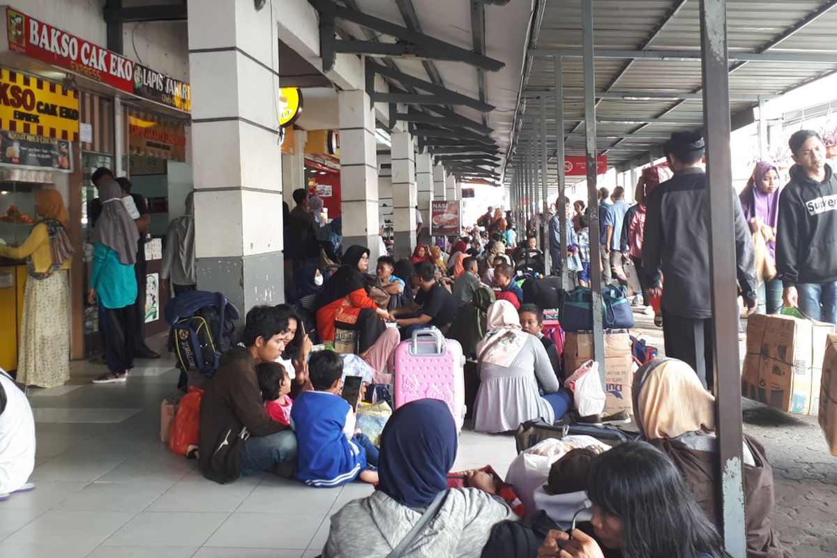 Suasana di Stasiun Pasar Senen, Jakarta Pusat pada 5 Juni 2018