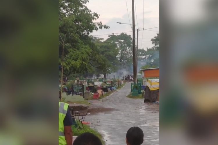 Dua kelompok pemuda di kawasan pekuburan Jalan Pannampu, Kecamatan Tallo, Kota Makassar, Sulawesi Selatan (Sulsel), yang terlibat tawuran. Jumat (11/4/2025).