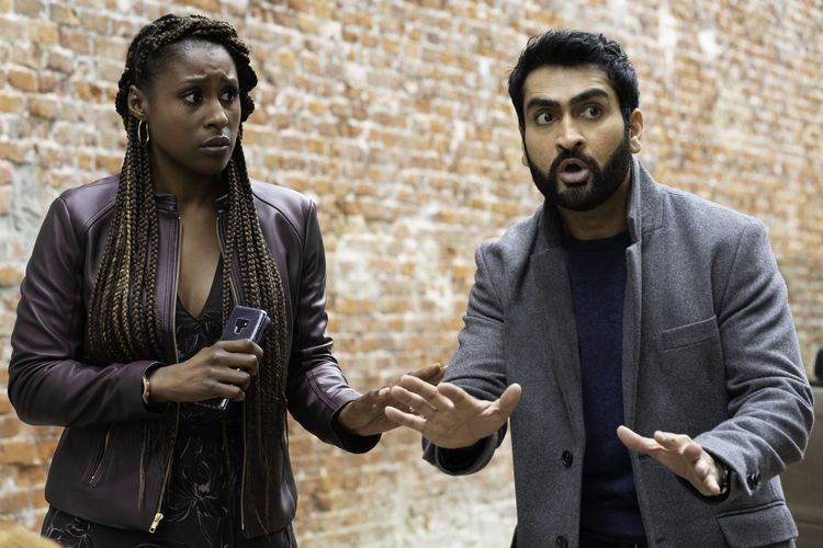 Issa Rae and Kumail Nanjiani dalam film The Lovebirds yang diputar di Netflix.