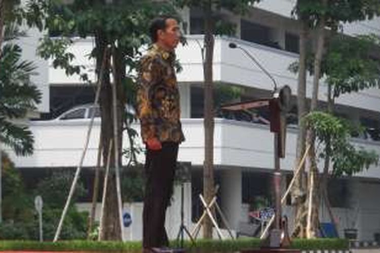 Presiden Joko Widodo saat memimpin apel militer di Markas Besar TNI Angkatan Darat, Jakarta Pusat, Senin (7/11/2016).