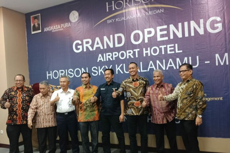 Presiden Direktur PT Angkasa Pura II (Persero) Muhammad Awaluddin didampingi Executive General Manager Bandara Internasional Kualanamu, Arif Darmawan, serta Direktur Utama PT Angkasa Pura Propertindo, Wisnu Rahardjo saat meresmikan Hotel Horison Sky, Jumat (24/8/2018) 