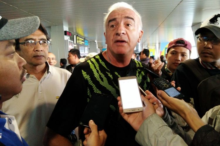 Pelatih Persib Bandung Mario Gomez saat diwawancarai media di Bandara Husein Sastranegara Bandung, beberapa waktu lalu.