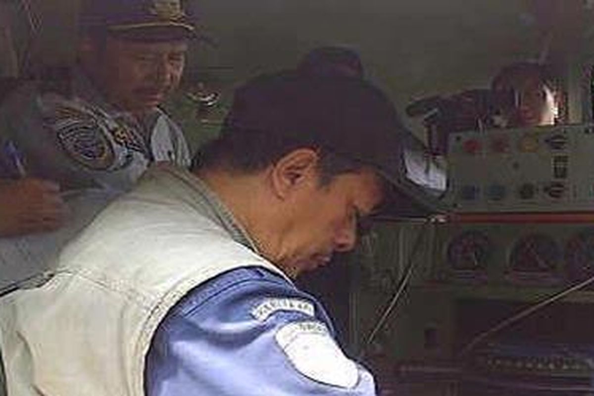 Direktur Keselamatan Ditjen Perkeretaapian Kementerian Perhubungan Hermanto Dwiatmoko (berdiri), Rabu (24/8/2011), meninjau kesiapan masinis KA Matarmaja jurusan Jakarta-Malang.