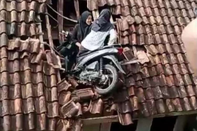 Dua siswi SD di Culamega, Kabupaten Tasikmalaya, Jawa Barat, viral usai kecelakaan terbang dan nyungsep di atas genting warga dengan kondisi baik-baik saja, Selasa (12/3/2024).