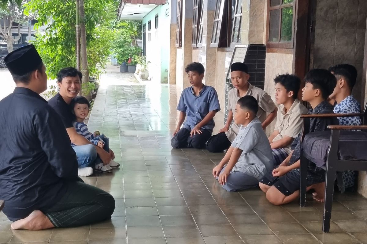 Lukman Hakim bersama anaknya berkunjung ke panti asuhan yang membesarkan selama tujuh tahun sejak kelas 6 Sekolah Dasar hingga lulus SMK