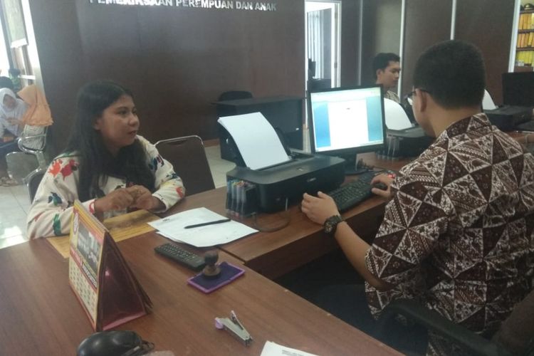 Nora Destiliya (31) saat membuat laporan di Polresta Palembang, lantaran disiksa oleh anak tirinya sendiri