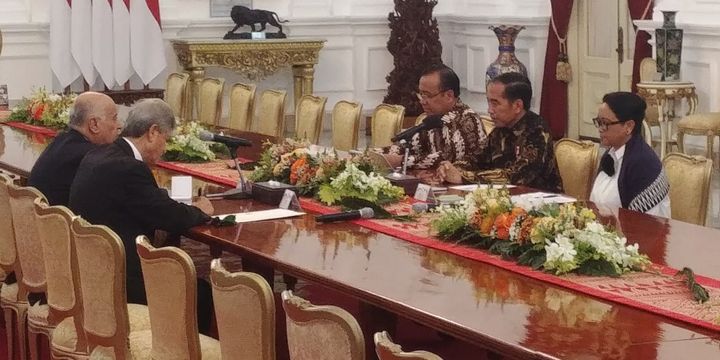 Presiden Joko Widodo menerima kunjungan Ketua Komite Olimpiade Palestina Jibril Al Rajoub, di Istana Merdeka, Jakarta, Selasa (21/8/2018).