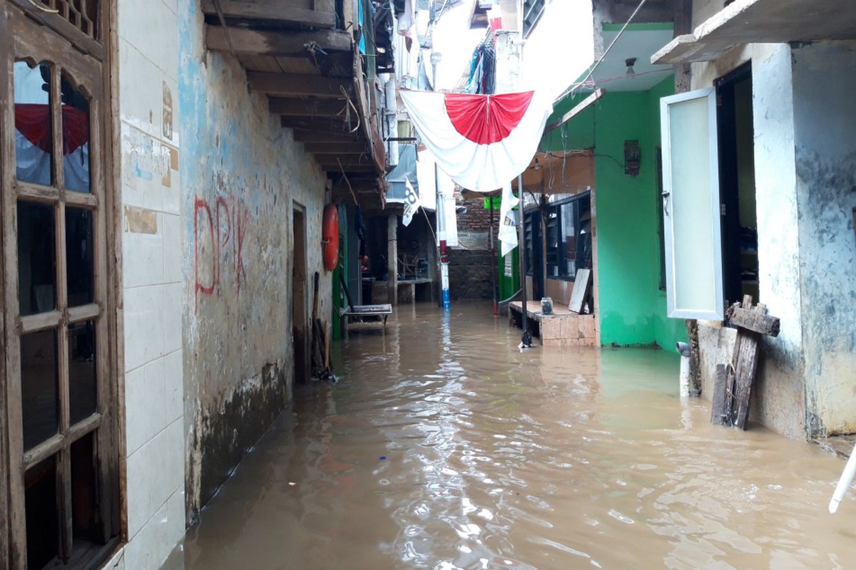 Banjir setinggi 1 meter genangi pemukiman warga Jalan Kebon Pala, Kampung Melayu, Jakarta Timur, Senin (29/10/2018)