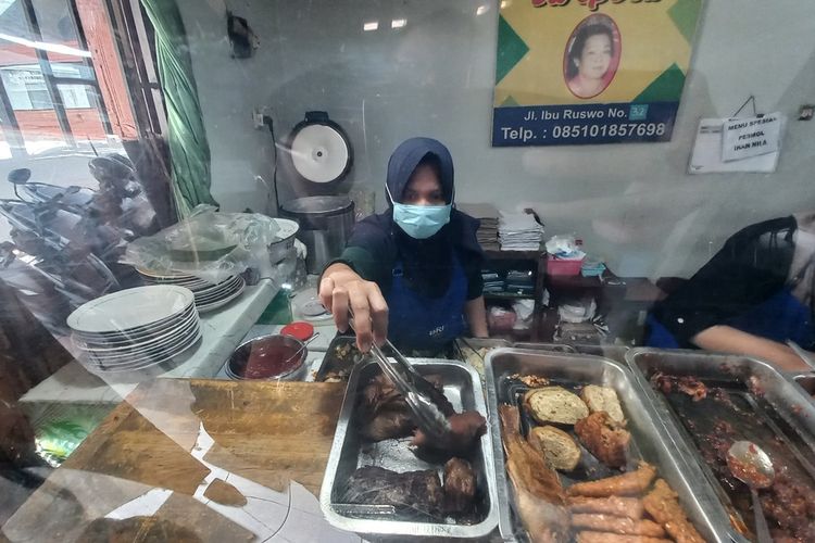 Warung Bu Spoed di Kota Yogyakarta yang sudah berdiri sejak 1920, dengan menu andalan Terik Daging dan Lombok Kethok, Selasa (28/1/2025)