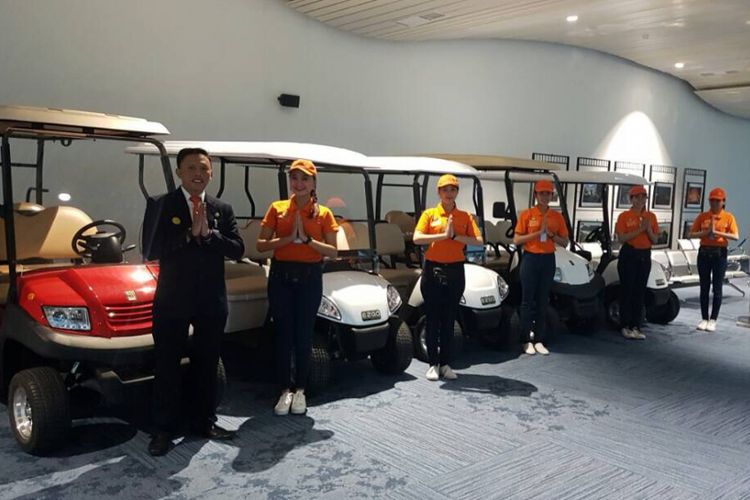 Penumpang di Terminal 3 Bandara Soekarno-Hatta bisa memanfaatkan fasilitas mobil golf gratis untuk menuju boarding gate maupun ke tempat pengambilan bagasi.