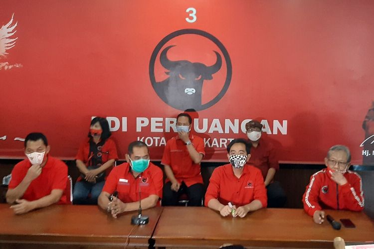 Bakal calon Wakil Wali Kota Teguh Prakosa, Ketua DPC PDI-P Solo FX Hadi Rudyatmo, bakal calon Wali Kota Gibran Rakabuming Raka dan Ketua Tim Pemenangan Putut Gunawan dalam konferensi pers di Kantor DPC PDI-P Solo, Jawa Tengah, Kamis (3/9/2020).