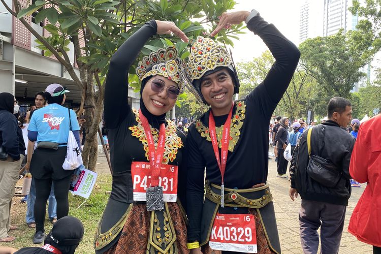 Cerita Pasutri Ikuti Jakarta Running Festival 2026, Kompak Lari Pakai Kostum Rama dan Sinta