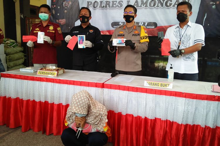 Polisi saat memamerkan barang bukti hasil pencurian dalam rilis pengungkapan kasus di Mapolres Lamongan, Selasa (24/11/2020).