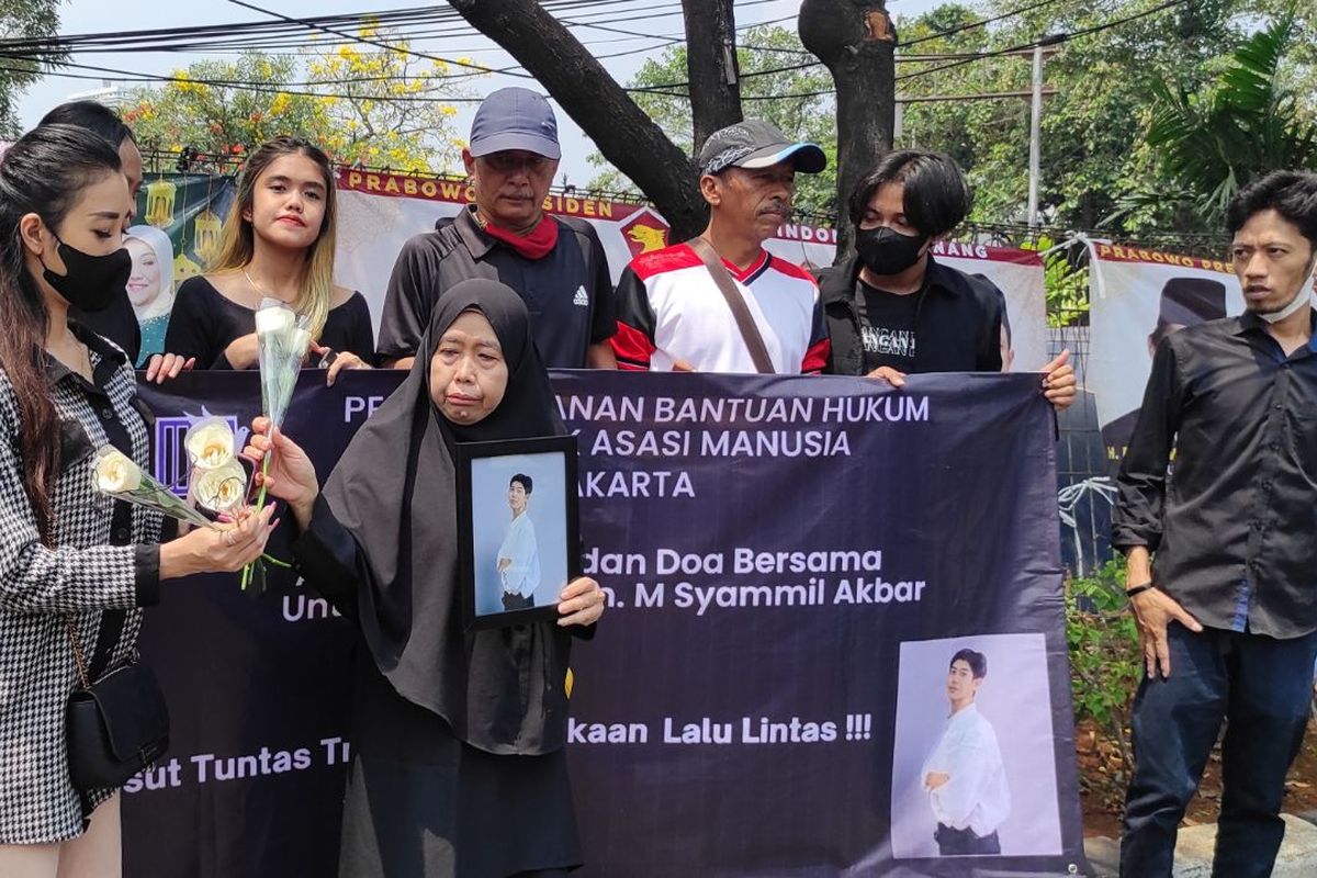 Orangtua dan kerabat Muhammad Syamil Akbar (18), melakukan aksi tabur bunga di Simpang Kementerian Pertanian, Jakarta Selatan, Rabu (19/4/2023). 