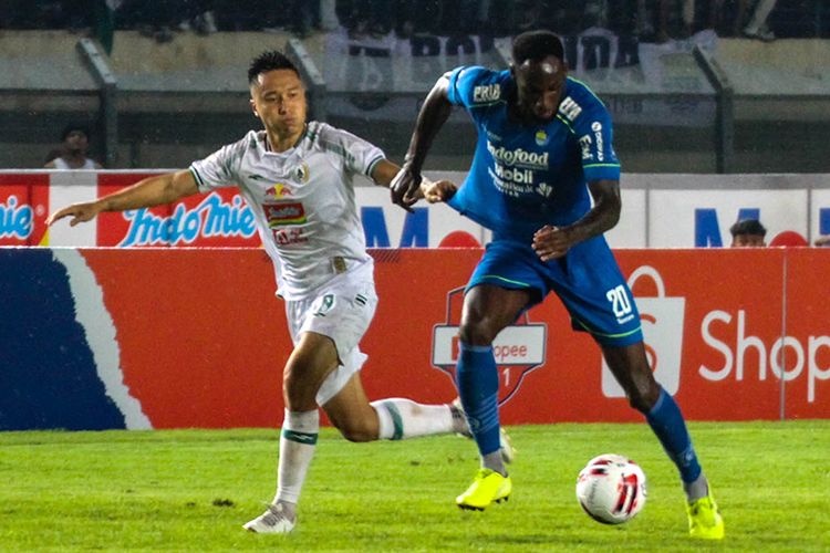 Penyerang Persib Bandung, Geoffrey Castillion, mempertahankan bola dari hadangan pemain PSS Sleman Arthur Irawan, saat kedua tim bertemu di Stadion Si Jalak Harupat, Minggu (12/3/2020). 