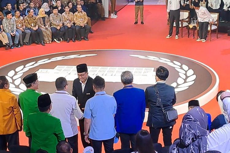 Capres nomor urut 1 Anies Baswedan berkeliling menyalami tim kampanye lawannya di lokasi debat di kantor KPU, Jakarta Pusat, Selasa (12/12/2023) malam. 