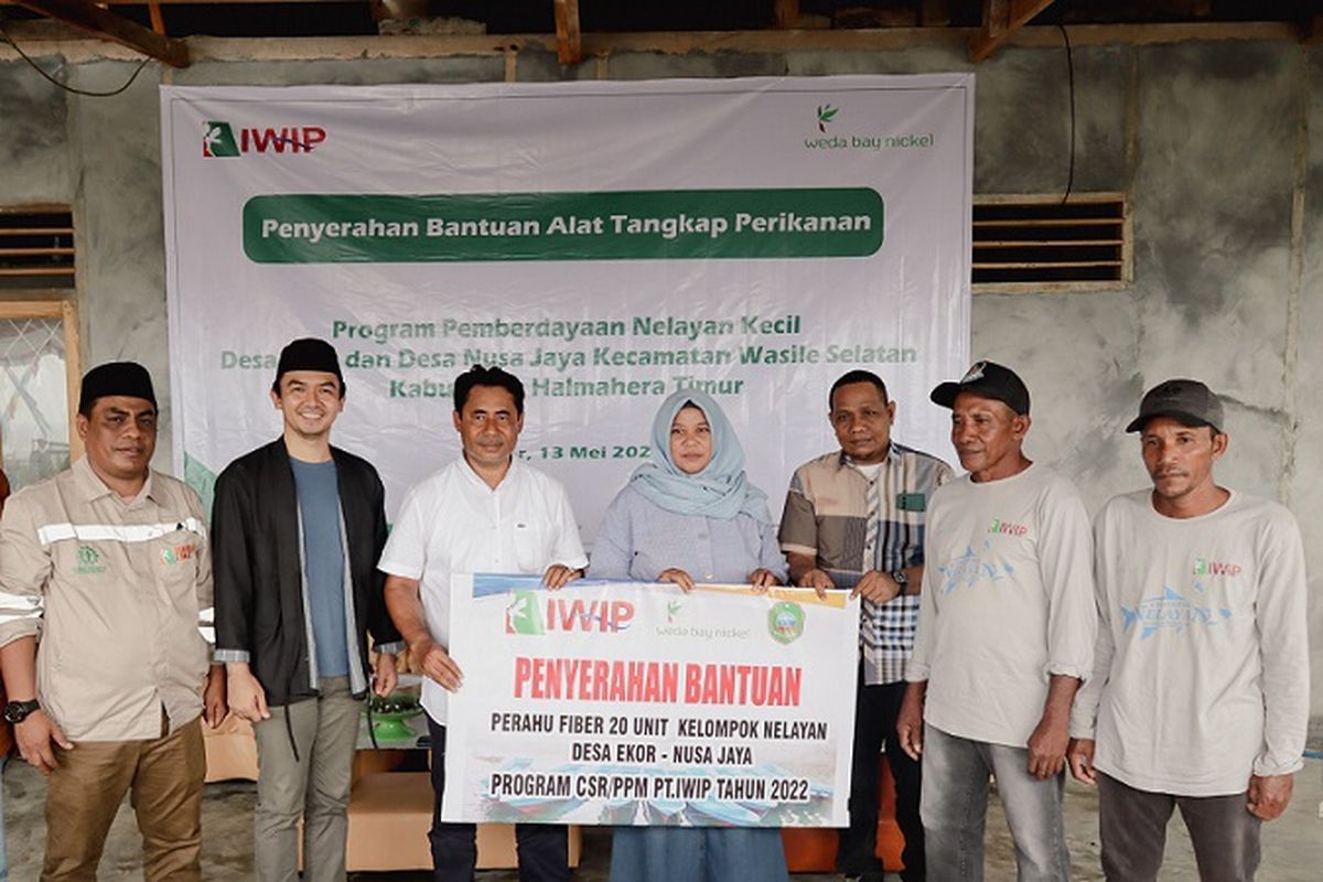 PT Indonesia Weda Bay Industrial Park (IWIP) menyelenggarakan program pemberdayaan dengan memberikan bantuan alat tangkap perikanan kepada 20 nelayan di Desa Ekor dan Nusa Jaya, Kecamatan Wasile Selatan, Halmahera Timur, Jumat (13/5/2022).