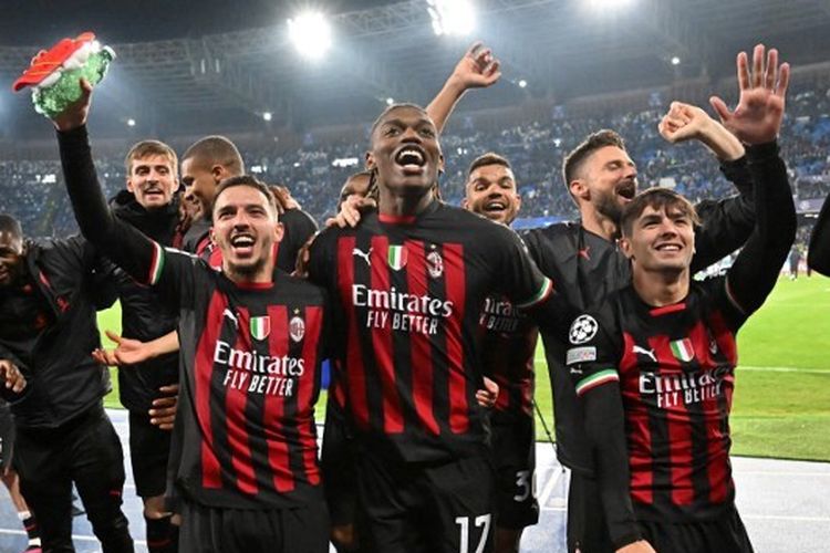 Rafael Leao dan para pemain AC Milan lainnya merayakan hasil di kandang Napoli pada leg kedua perempat final Liga Champions 2022-2023 yang digelar di Stadion Diego Armando Maradona, Naples, pada Selasa (18/4/2023) malam waktu setempat. Milan lolos ke semifinal dan berpeluang jumpa Inter. (Foto oleh Alberto PIZZOLI / AFP)