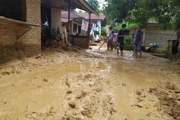 Foto: Salah satu rumah di Desa Bayu Muslimin, Kabupaten Simalungun terdampak longsor. Puluhan rumah rusak akibat tanah longsor dari perbukitan, Senin (30/11/2020)