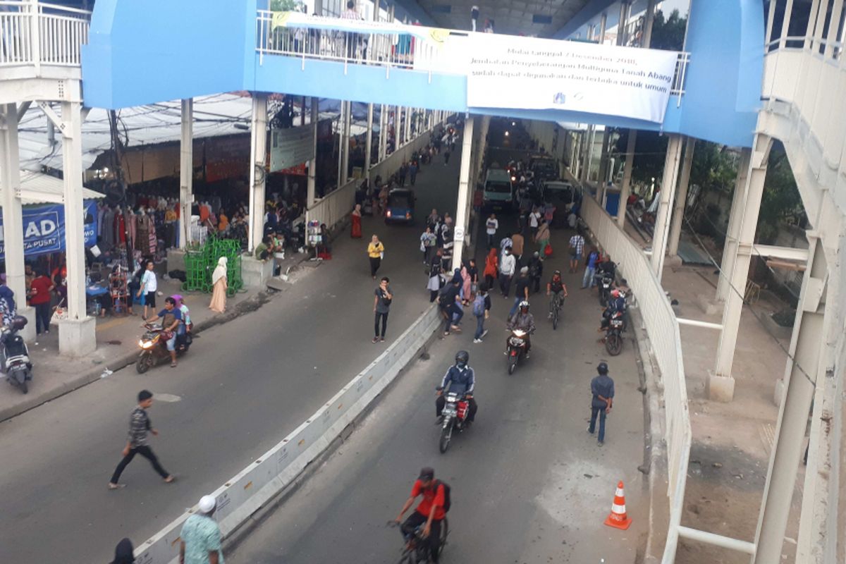 Kondisi Jalan Jatibaru Raya, Tanah Abang, Jakarta Pusat tampak bersih dari pedagang kaki lima (PKL) sejak dibukanya Jembatan Penyebrangan Multiguna (JPM) atau skybridge untuk pejalan kaki dan pedagang. Foto diambil Selasa (11/12/2018)