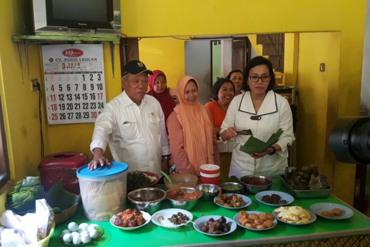 Menteri Keuangan, Sri Mulyani dan Menteri PUPR, Basuki Hadimuljono menikmati pecel 99 Madiun yang berada di Jalan Cokroaminoto, Kota Madiun, Jawa Timur, Kamis ( 29/3/2018). Sri Mulyani dan Basuki berada di Madiun untuk mendampingi Presiden Jokowi meresmikan Tol Ngawi-Kertosono sesi Ngawi - Wilangan. 