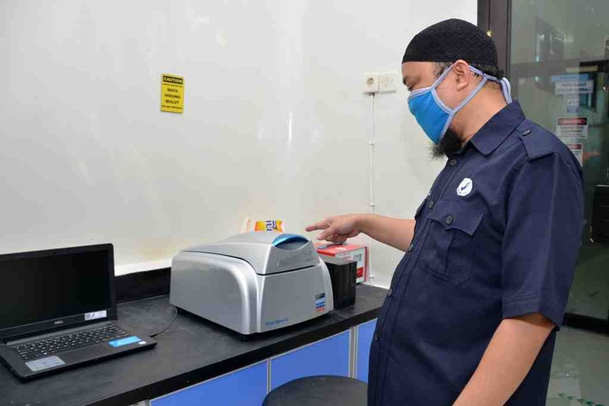 Seorang petugas Balai Pengawas dan Makanan (BPOM) Provinsi Gorontalo menjelaskan fungsi alat Polymerase Chain Reaction (PCR) yang akan digunakan untuk menguji spesimen virus Covid-19 ,