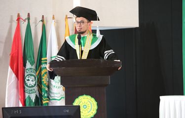 Ustaz Adi Hidayat (UAH) saat memberikan pidato ilmiah dalam penganugerahan gelar kehormatan Doctor Honoris Causa UMJ bidang Manajemen Pendidikan Islam, Selasa (30/05/2023).