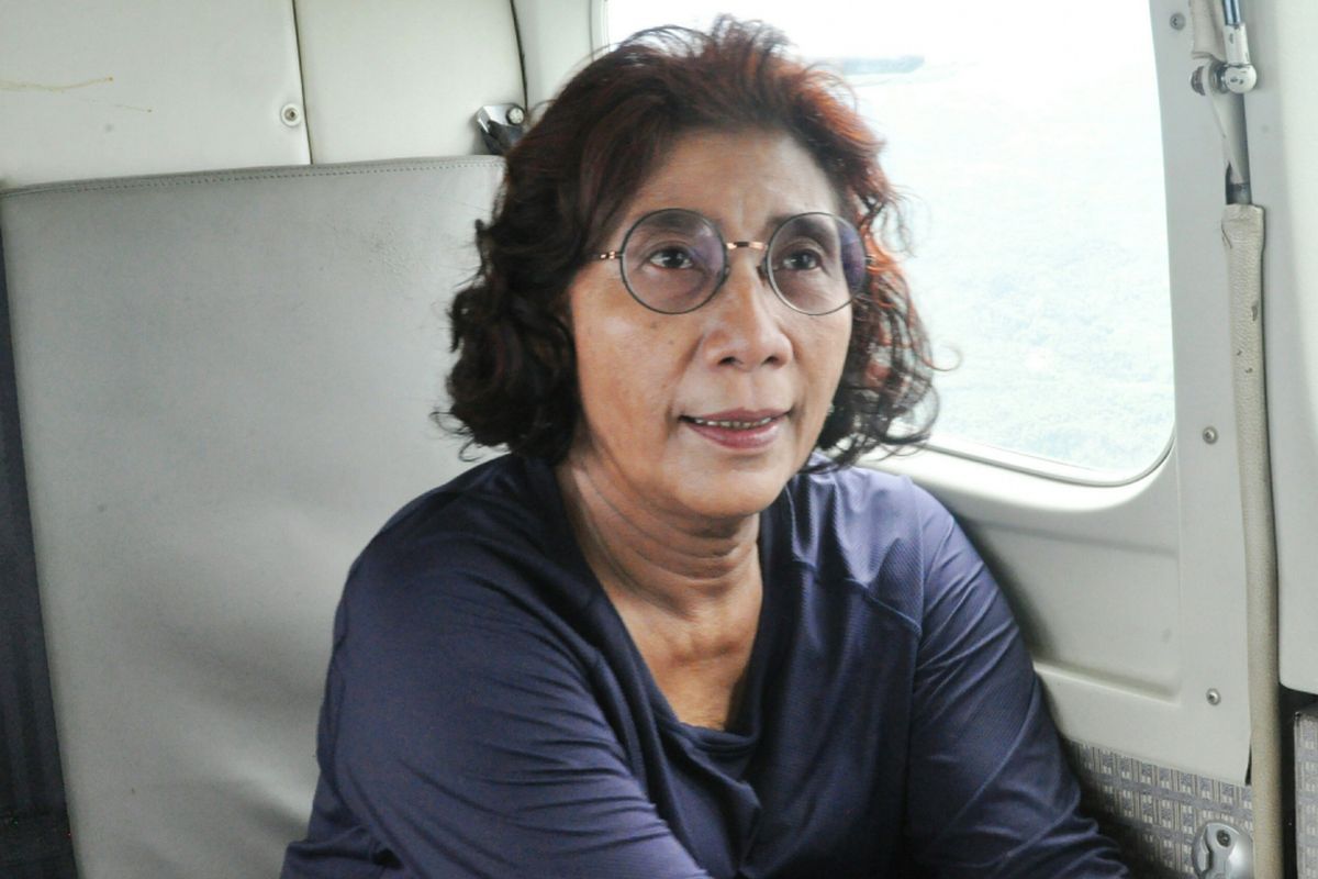 Susi Pudjiastuti diwawancarai saat meninjau wilayah pesisir Banten yang terdampak tsunami menggunakan pesawat Cesna 208B Grand Caravan milik Maskapai Susi Air