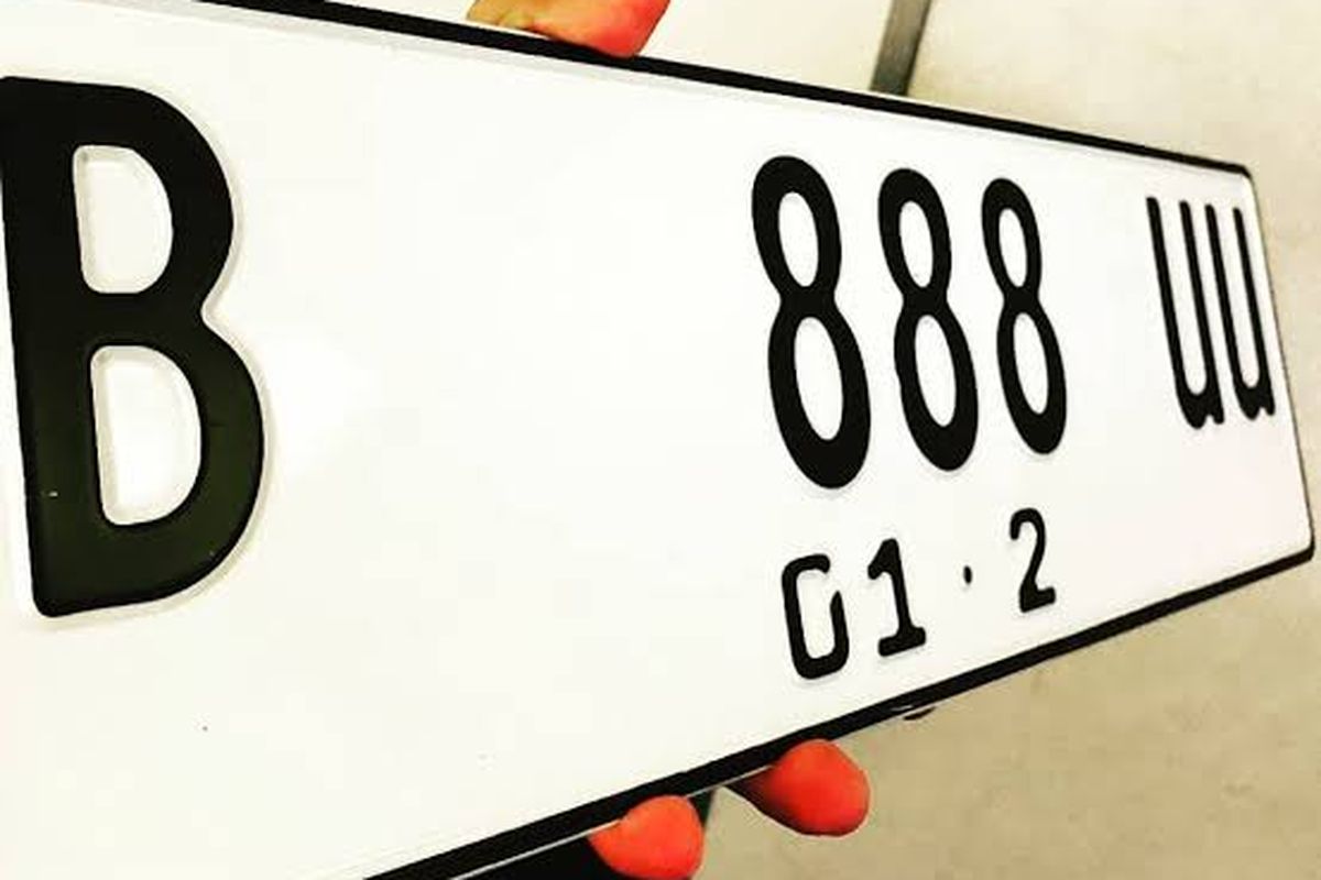 Tanda Nomor Kendaraan Bermotor berlatar warna putih dengan tulisan hitam