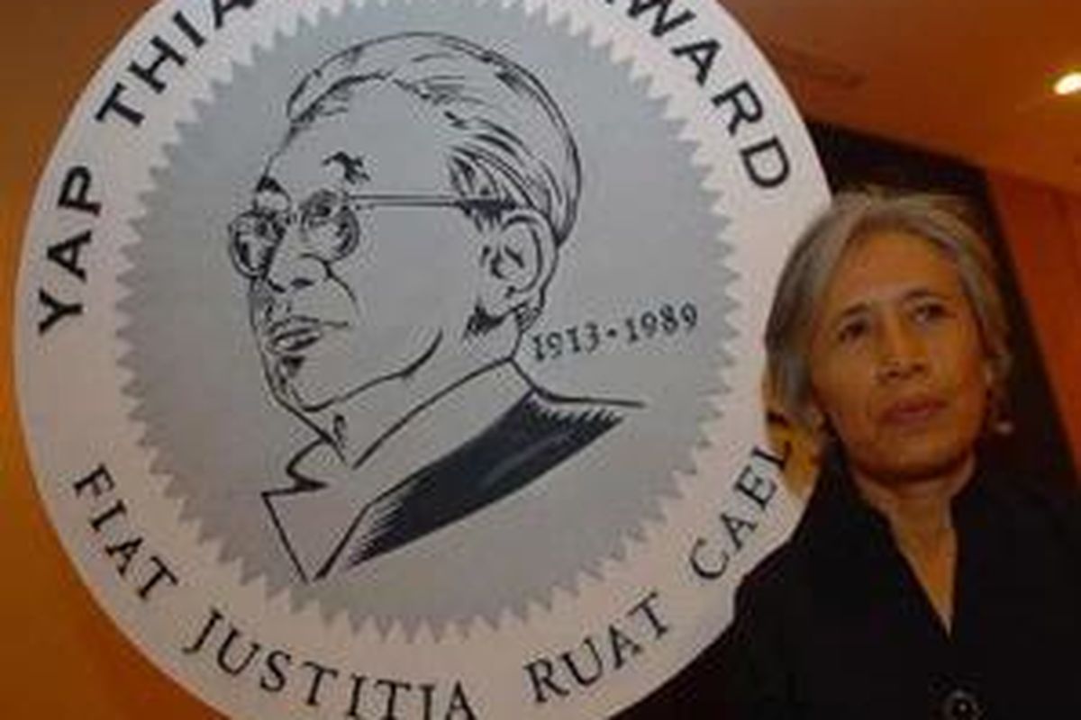 Sumarsih, ibunda dari Wawan, mahasiswa Atma Jaya yang tewas diterjang peluru aparat saat melakukan tugasnya sebagai anggota Tim Relawan Kemanusiaan (TRK), berpose sebelum menerima Yap Thiam Hien Award di Museum Nasional, Jakarta, Jumat (10/12/04). Sumarsih menerima penghargaan di bidang HAM sebagai Human Rights Defender berkat perjuangannya yang tak kenal lelah sejak awal tahun 1999 untuk menyatukan keluarga korban dari berbagai peristiwa politik yang tak terselesaikan.