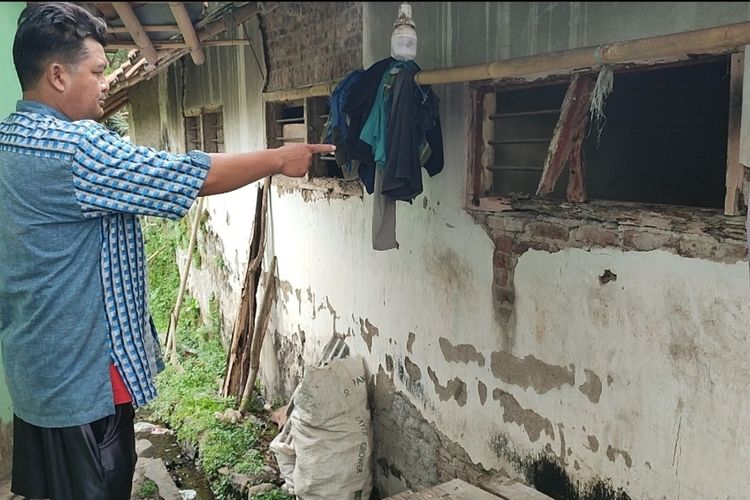 Eman menunjukan jendela yang dirusak oleh kawanan maling di Desa Sangkanurip Kecamatan Cigandamekar Kabupaten Kuningan Rabu (29/11/2023). Pabrik penggilingan padi miliknya disatroni maling, 160 karung beras seberat sekitar 4 ton, hilang.