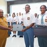 Tepati Janji, Gubernur Meki Berikan Laptop kepada 40 Pelajar Paskibraka Papua Tengah