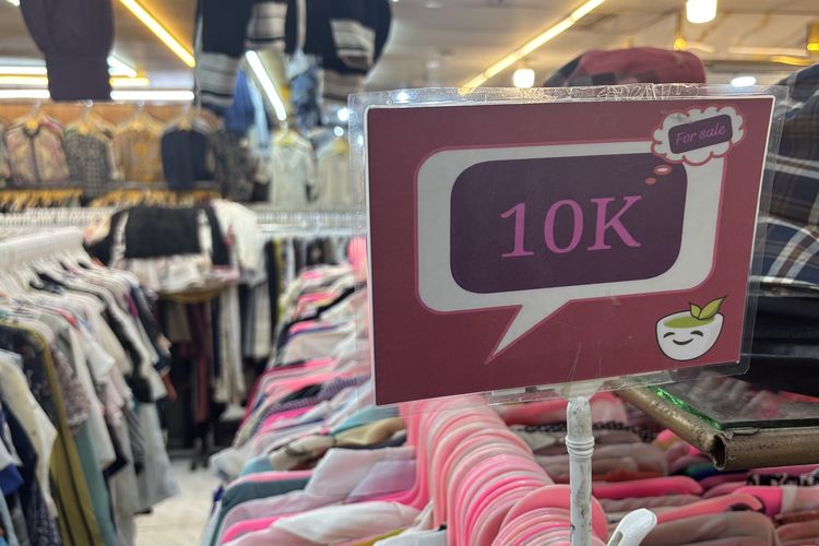 Rencana pemerintah menindak impor pakaian bekas ilegal tak menyurutkan minat anak muda terhadap thrifting. Simak cerita Aza dan Malihah berikut ini.