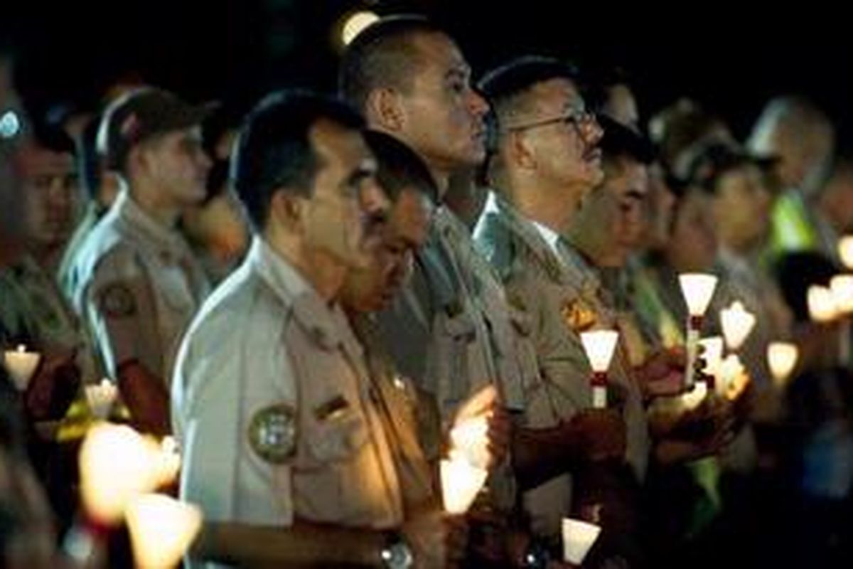 Anggota Angkatan Darat Venezuela mengikuti misa di ibu kota Caracas untuk mendoakan kesembuhan Presiden Hugo Chavez.