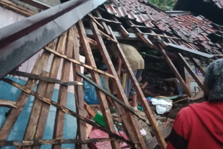 Sebuah rumah rusak parah dan sempar menimbun keluarga pemilik rumahnya akibat longsor tebing setinggi 10 meter di Kecamatan Karangjaya, Kabupaten Tasikmalaya, Jawa Barat, Rabu (9/11/2022) sore.