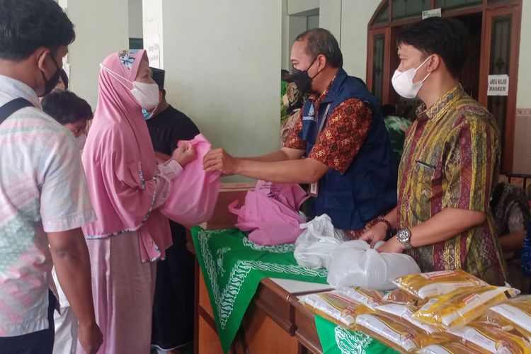 Warga menyerbu minyak goreng murah di Kantor PCNU Kota Malang, Jl. K.H. Hasyim Ashari pada Jumat (21/1/2022).