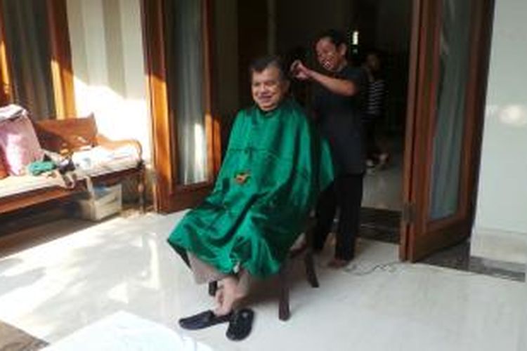 Wakil Presiden terpilih Jusuf Kalla, Sabtu (18/10/2014), menggunakan waktu luang sebelum pelantikan untuk potong rambut.