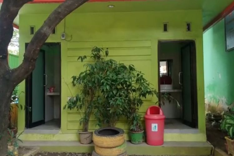 Salah satu smart toilet atau toilet pintar di Makassar. Proyek dengan nilai total Rp 17 miliar ini tengah diusut kejaksaan. Beberapa toilet alih fungsi jadi gudang dan banyak yang rusak.