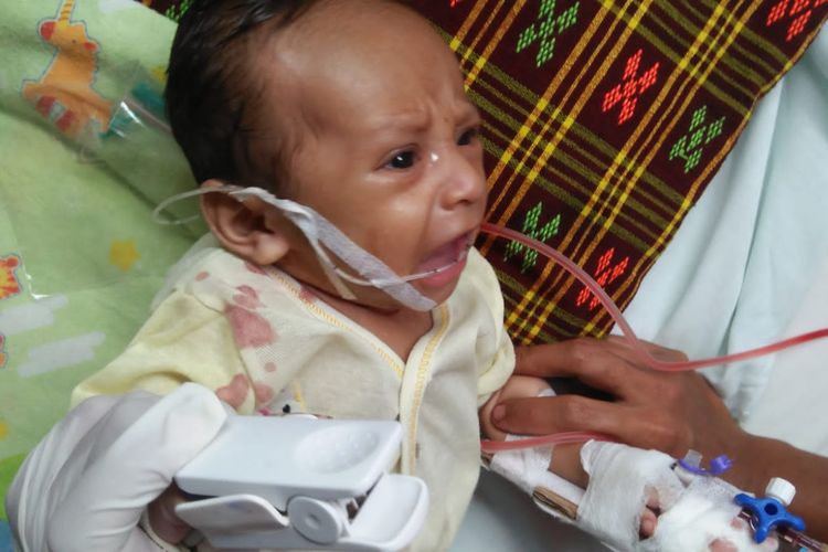Foto : Altrisno Ekryano Defredi, bayi berusia 6 bulan asal Desa Batu Cermin, Kecamatan Komodo, Kabupaten Manggarai Barat, NTT, didiagnosa menderita bronkitis. 