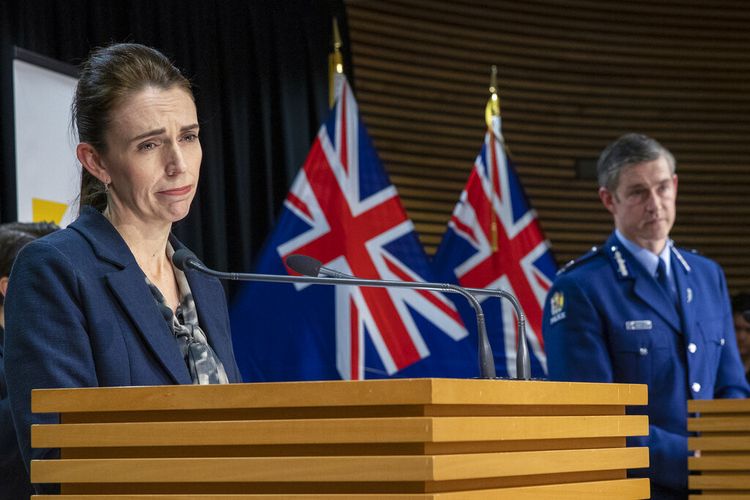 Perdana Menteri Selandia Baru Jacinda Ardern dan Komisaris Polisi Andrew Coster menjawab pertanyaan selama konferensi pers setelah serangan teror supermarket Auckland di parlemen di Wellington, Selandia Baru, Sabtu, 4 September 2021. 