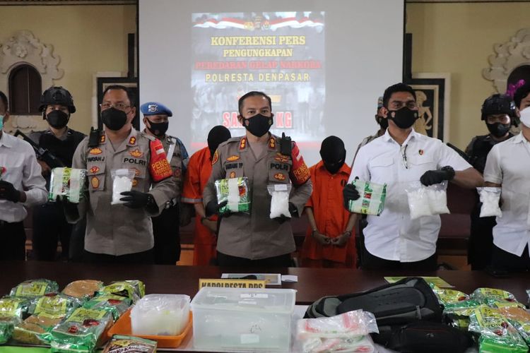 Polisi saat menunjukkan alat bukti berupa sabu terkait dua orang yang diduga menjadi kurir sabu ke Bali. 