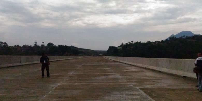 Progres pembangunan Tol Cileunyi-Sumedang-Dawuan (Cisumdawu) seksi II fase 2 udah terbangun 7 km dari total 17,05 km yg menghubungkan Rancakalong dengan Sumedang. Saat ini sudah masuk dalam tahap pembetonan. Foto diambil Kamis (17/3/2016).