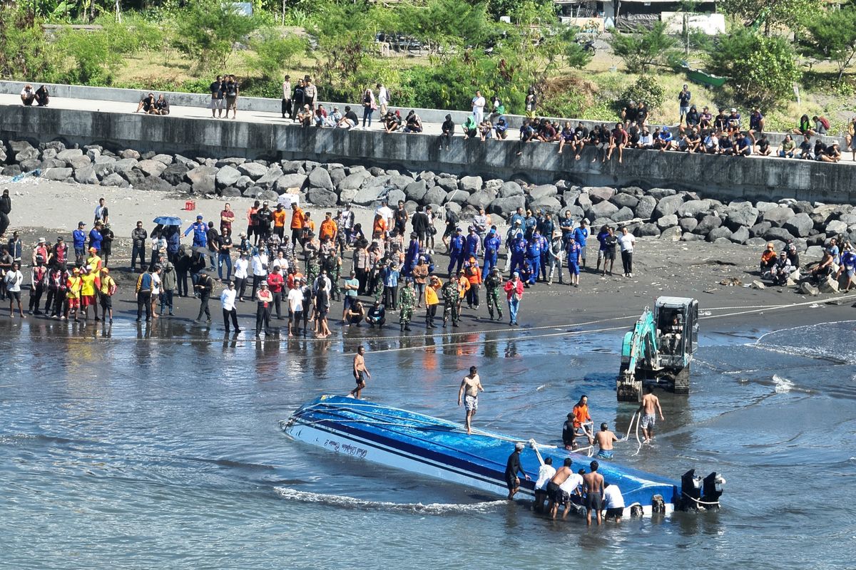 Tim SAR gabungan saat memberikan pertolongan terhadap fast boat yang terbalik di Pelabuhan Sanur, Denpasar, Selasa (5/8/2025). 