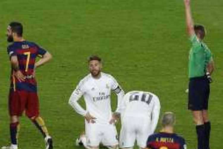 Bek sekaligus kapten Real Madrid, Sergio Ramos (tengah), diganjar kartu merah oleh wasit pada laga kontra Barcelona, di Stadion Camp Nou, Sabtu (2/4/2016) waktu setempat.